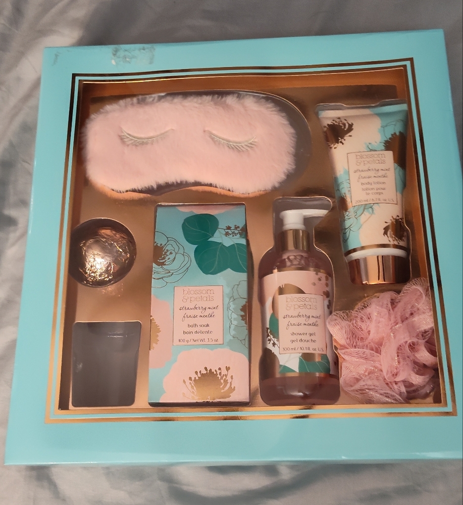 NEW! Blossom & Petals Strawberry Mint Bath & Beauty Set